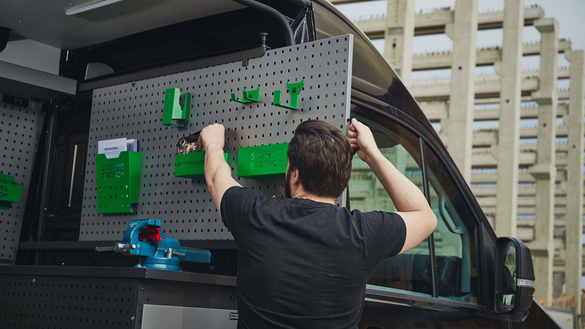 Professionelle Fahrzeugeinrichtung von System Edström – geplant, geliefert und eingebaut by OSA.