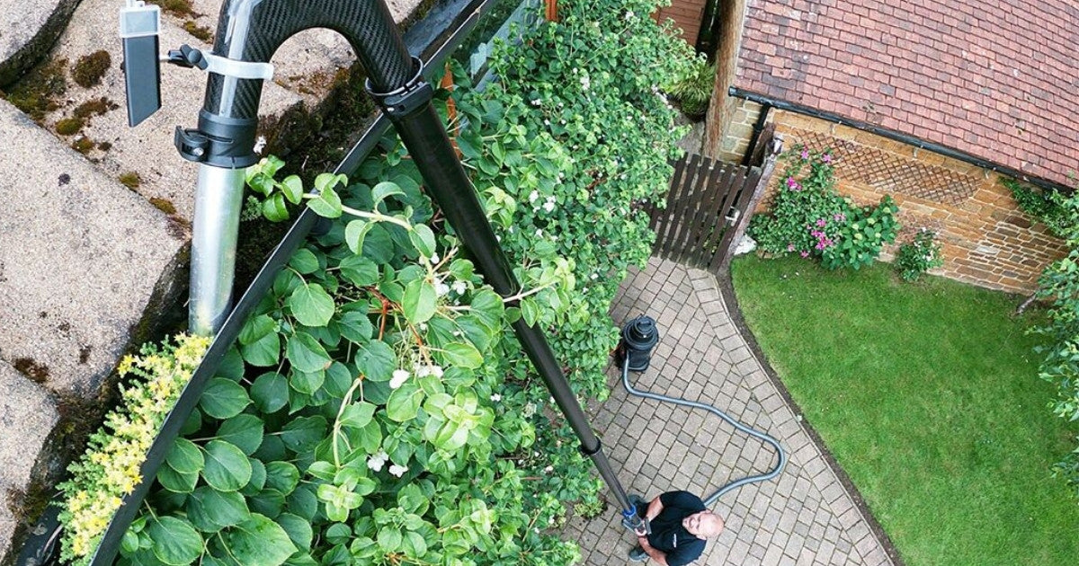 Dachrinnenreinigung ohne Leiter – sicher & BG-gefördert mit dem Vortex Dachrinnensauger