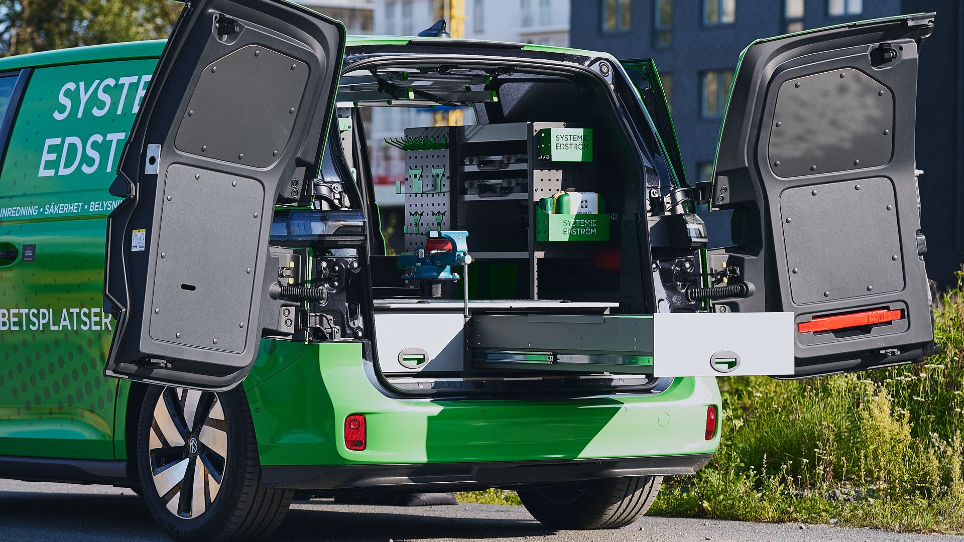 Professionelle Fahrzeugeinrichtung von System Edström – geplant, geliefert und eingebaut by OSA.